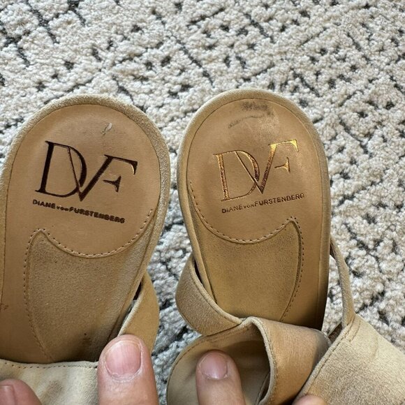Diane Von Furstenberg Beige Suede Peep-Toe Heels 4.5" Stiletto Sandals Size 8.5 - Picture 3 of 14